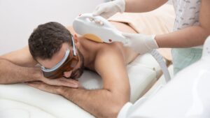 Hombre realizando tratamiento de depilación láser en Salamanca