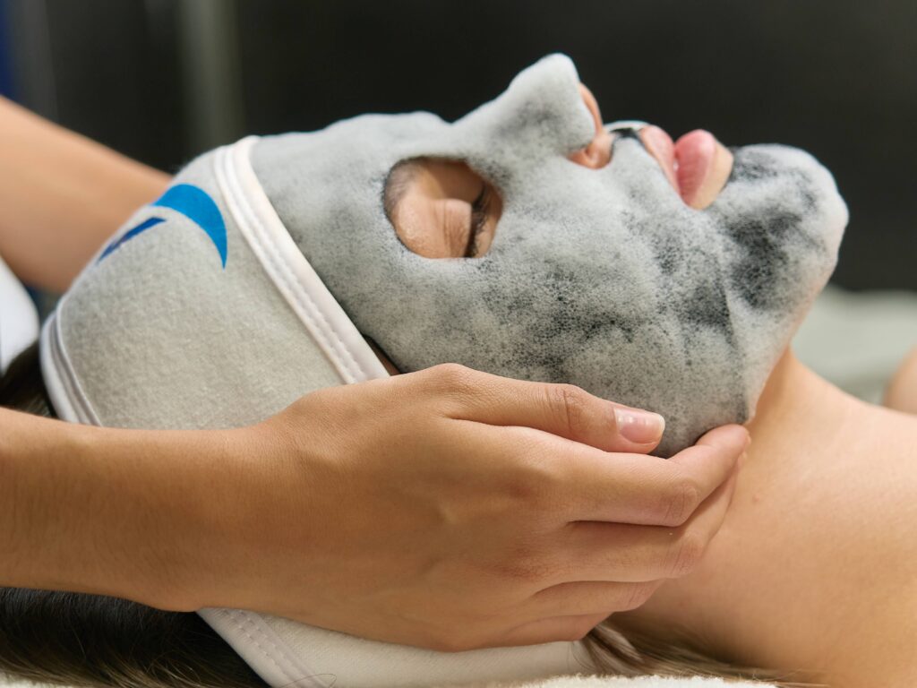Mujer realizando un tratamiento facial en Aquatherapia Spa Center Salamanca