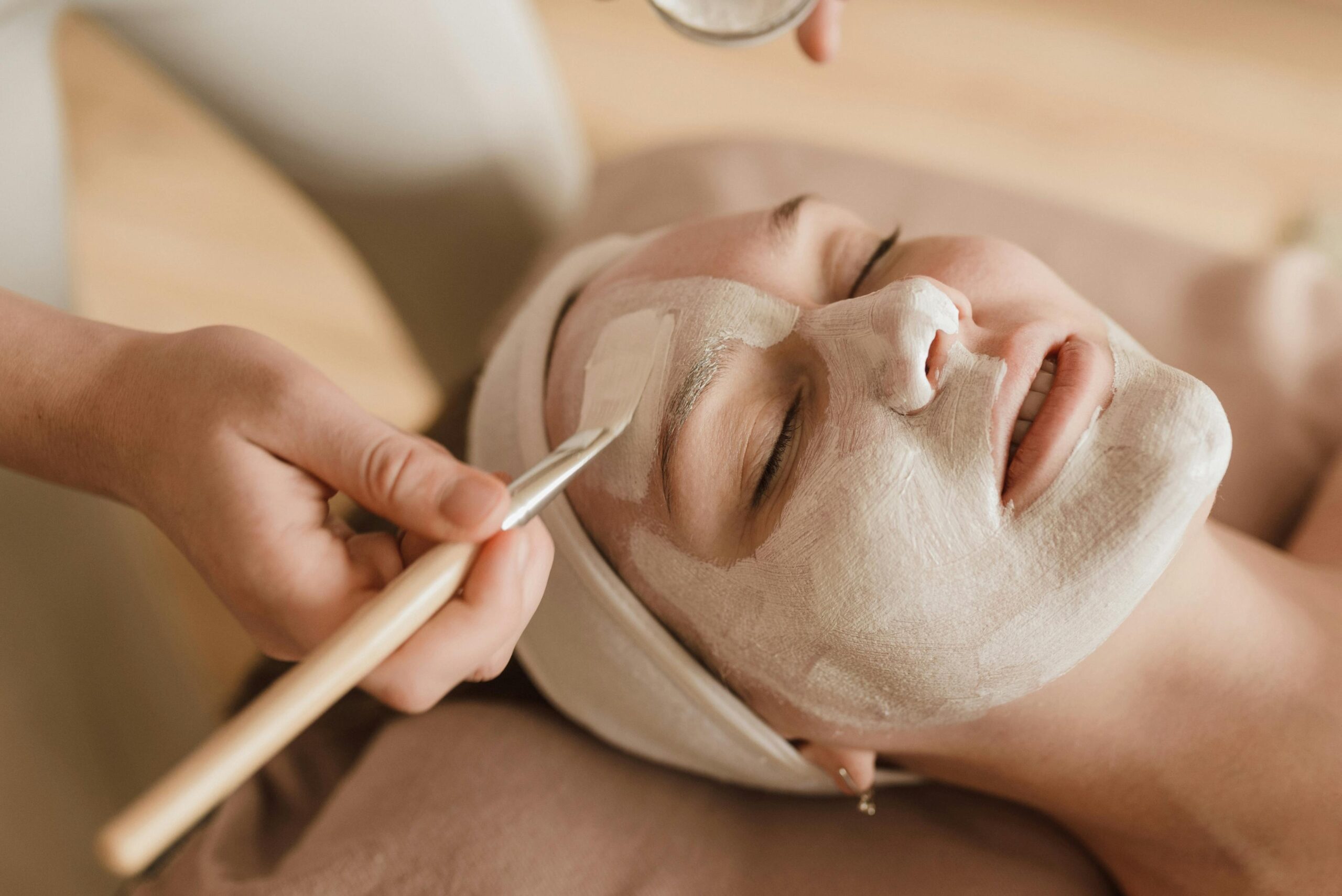 Mujer realizando tratamiento facial en Salamanca