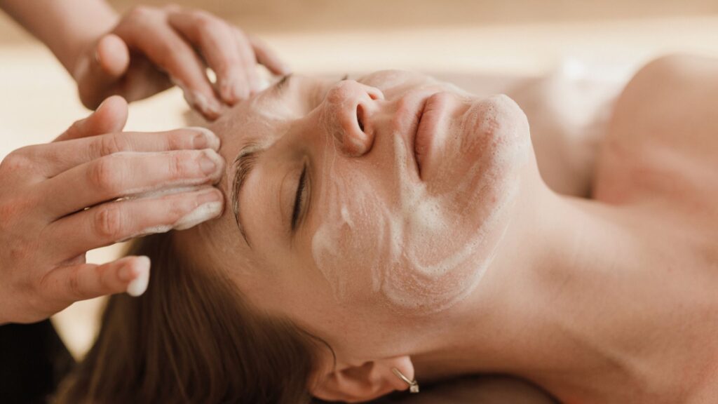 Mujer realizándose una limpieza profunda en un Spa