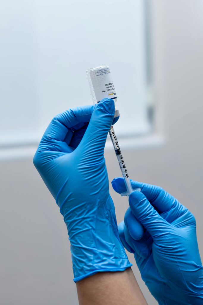 Preparación de inyección de bótox en clínica estética botox Salamanca