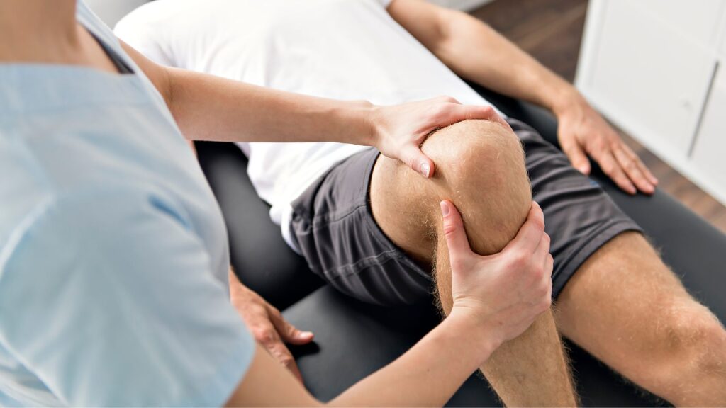 Hombre en una sesión de fisioterapia