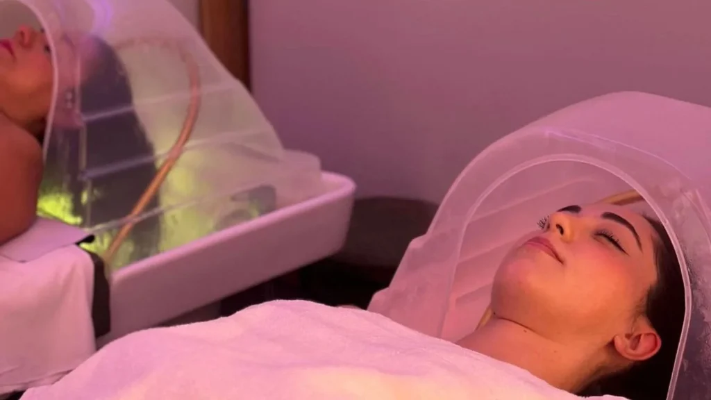 Baño de vapor sobre la cabeza en un spa capilar de Salamanca.