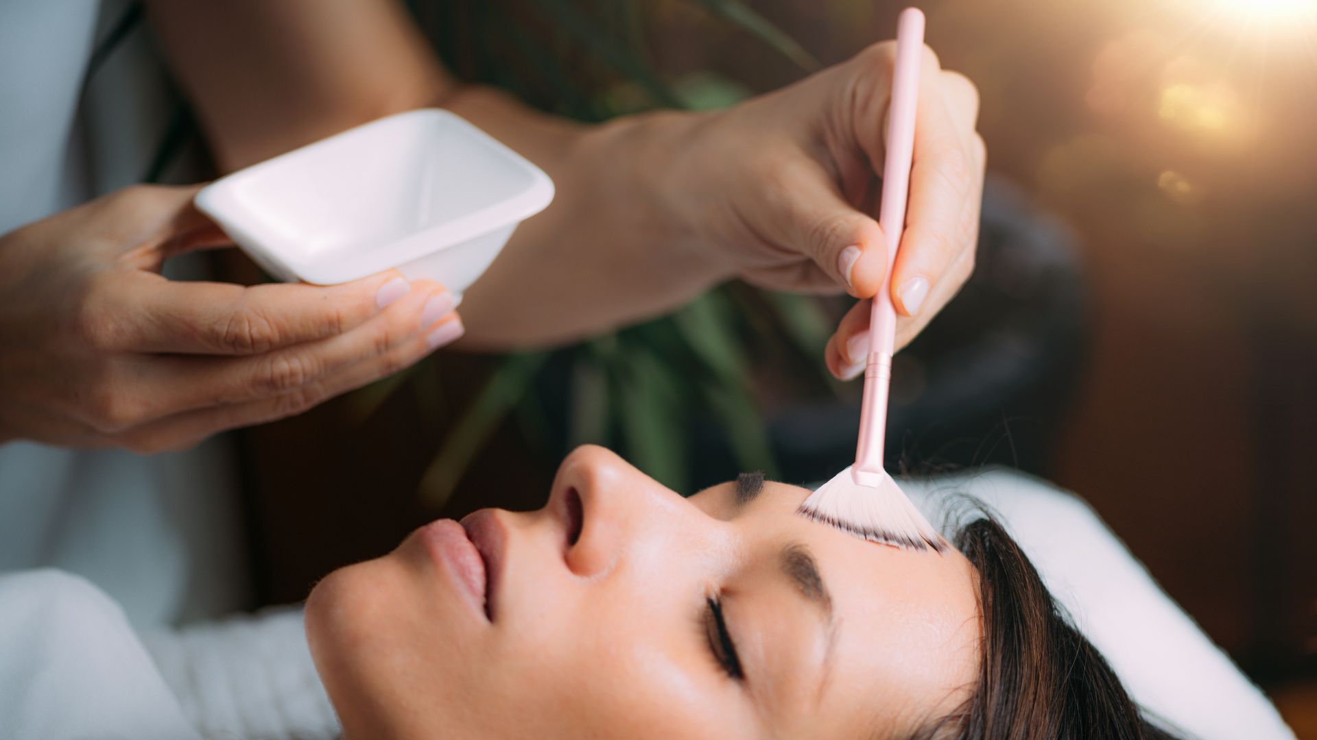 Esteticista aplicando con un peeling químico