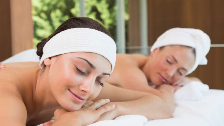 Chicas realizándose un masaje relajante