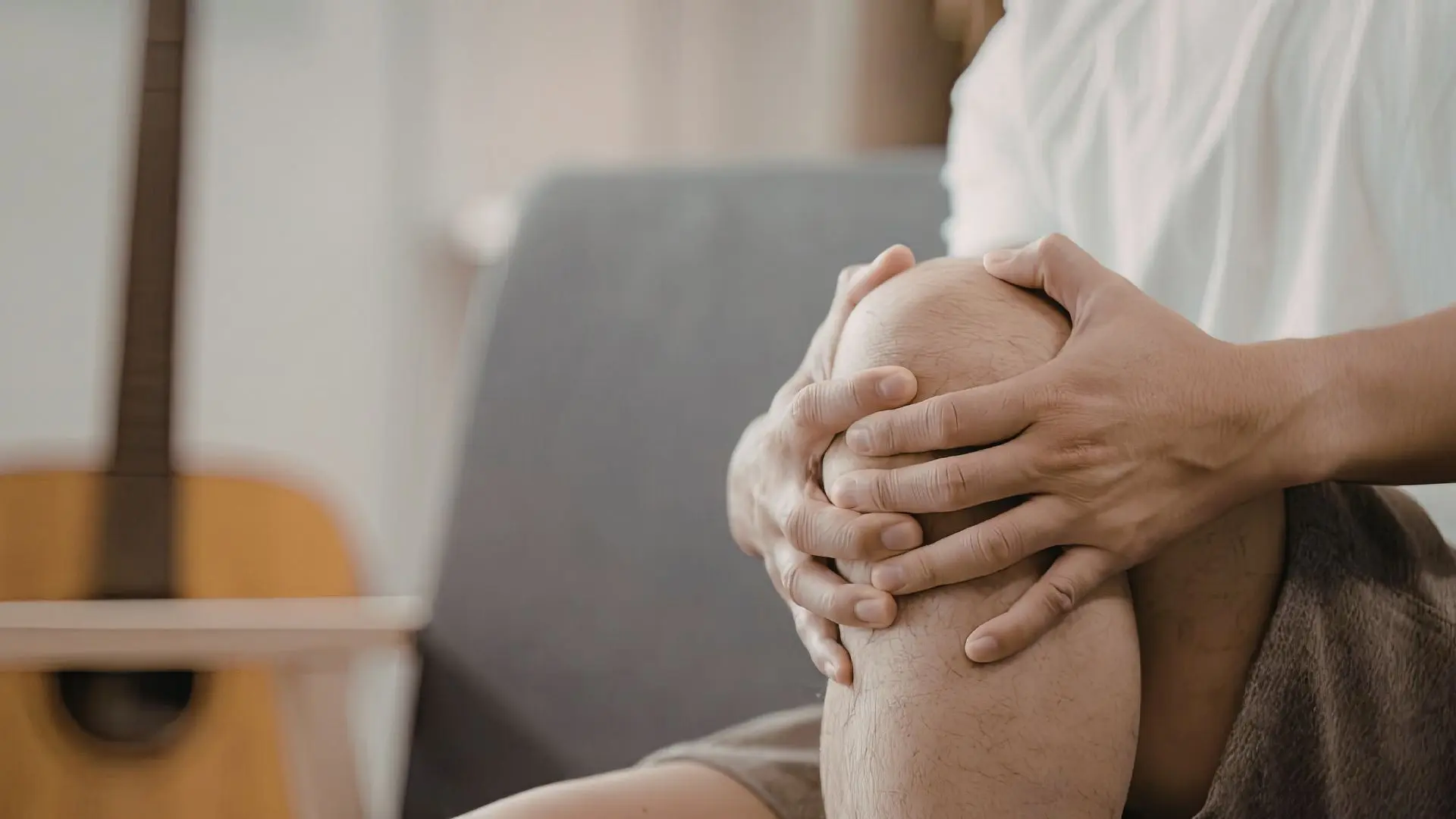 Hombre con dolor en la rodilla