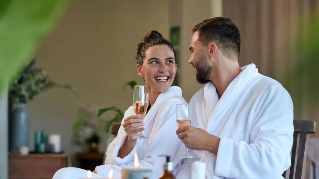 Pareja disfrutando en un Spa