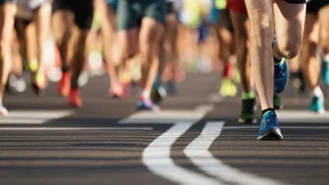 Grupo de personas corriendo en una carrera