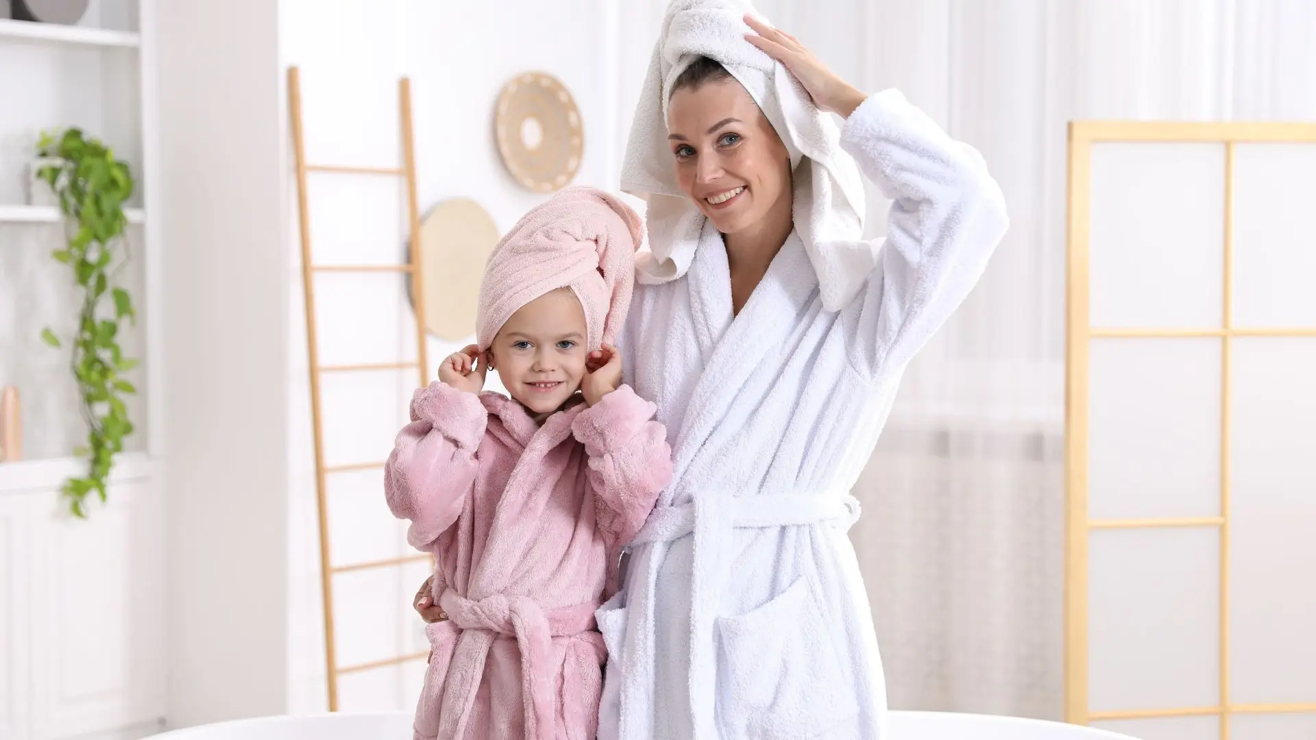 Madre e hija disfrutando spa