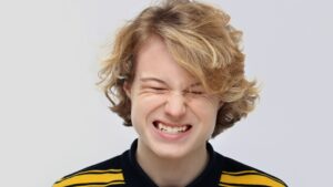 Hombre apretando los dientes por bruxismo